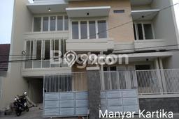 Rumah di Manyar, LT 240m², Bangunan 400m² Rumah di Manyar, LT 240m², Bangunan 400m²