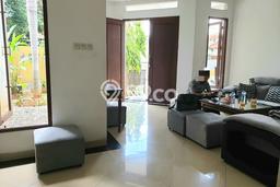 Rumah Bagus di Cilandak, Jakarta Selatan, LT 325m² LB 450m² DIJUAL CEPAT! Rumah Bagus di Cilandak, Jakarta Selatan, LT 325m² LB 450m² DIJUAL CEPAT!