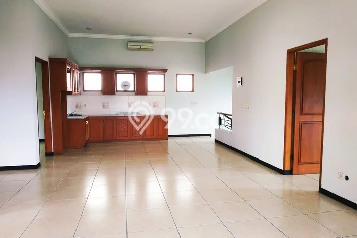 Lokasi strategis! Rumah siap huni disewakan di Semarang Selatan LB 295m2 Lokasi strategis! Rumah siap huni disewakan di Semarang Selatan LB 295m2
