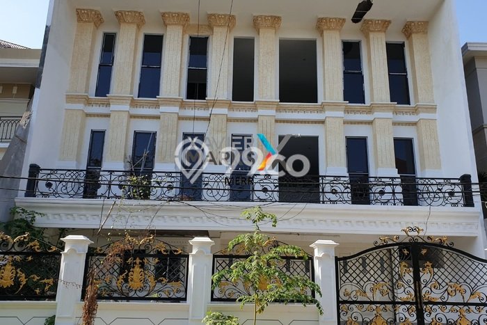 Rumah Elit Modern Tanpa Renovasi di Mayjen Sungkono Surabaya Rumah Elit Modern Tanpa Renovasi di Mayjen Sungkono Surabaya