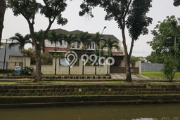 Hunian Elit LB 550m2 Siap Huni Desain Elegan di Bintaro, Tangerang Selatan Hunian Elit LB 550m2 Siap Huni Desain Elegan di Bintaro, Tangerang Selatan