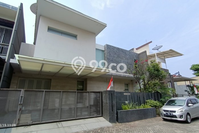 Rumah Lingkungan Asri kawasan Rungkut, Surabaya, LT 304m2m² Bangunan 330m2m² Rumah Lingkungan Asri kawasan Rungkut, Surabaya, LT 304m2m² Bangunan 330m2m²