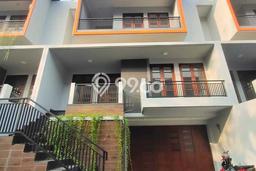 Jual Rumah Luas Elegan Dengan View Eksklusif di Condet, Jakarta Timur Jual Rumah Luas Elegan Dengan View Eksklusif di Condet, Jakarta Timur