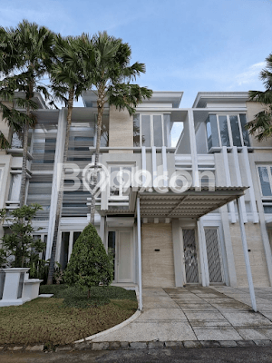 Rumah di Pakuwon Indah, 4 KT, Akses Mudah Pusat Kota, Luas 150m2m² LB 400m2m² Rumah di Pakuwon Indah, 4 KT, Akses Mudah Pusat Kota, Luas 150m2m² LB 400m2m²