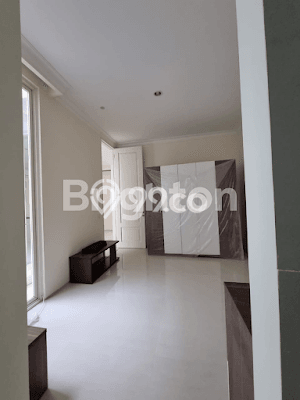 Rumah di Pakuwon Indah, 4 KT, Akses Mudah Pusat Kota, Luas 150m2m² LB 400m2m² Rumah di Pakuwon Indah, 4 KT, Akses Mudah Pusat Kota, Luas 150m2m² LB 400m2m²