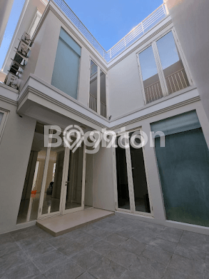 Rumah di Pakuwon Indah, 4 KT, Akses Mudah Pusat Kota, Luas 150m2m² LB 400m2m² Rumah di Pakuwon Indah, 4 KT, Akses Mudah Pusat Kota, Luas 150m2m² LB 400m2m²