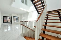 Rumah Mewah LB 220m2 Siap Huni Desain Elegan di Pondok Indah, Jakarta Selatan Rumah Mewah LB 220m2 Siap Huni Desain Elegan di Pondok Indah, Jakarta Selatan