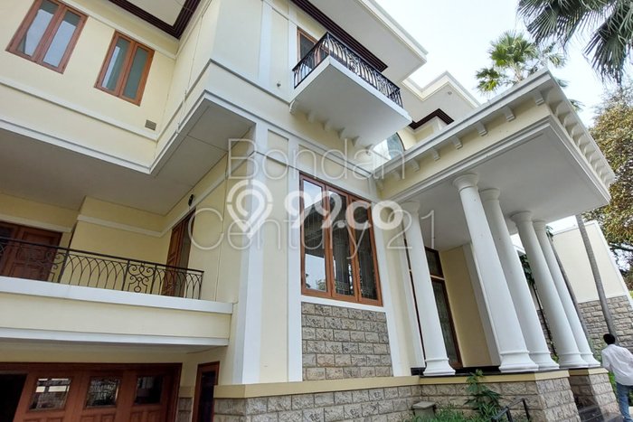 Hunian Mewah LB 1200m2 Siap Huni Desain Elegan di Pondok Indah, Jakarta Selatan Hunian Mewah LB 1200m2 Siap Huni Desain Elegan di Pondok Indah, Jakarta Selatan