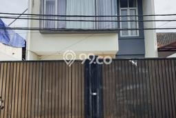 Rumah Strategis dengan 4 Kamar Tidur dan 3 Kamar Mandi di Area Alfa Indah, Jakarta Barat Rumah Strategis dengan 4 Kamar Tidur dan 3 Kamar Mandi di Area Alfa Indah, Jakarta Barat
