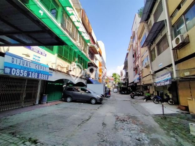 Ruko Dijual di Jakarta Barat LT 63m2 & LB 252m2 Lokasi Terbaik! Ruko Dijual di Jakarta Barat LT 63m2 & LB 252m2 Lokasi Terbaik!
