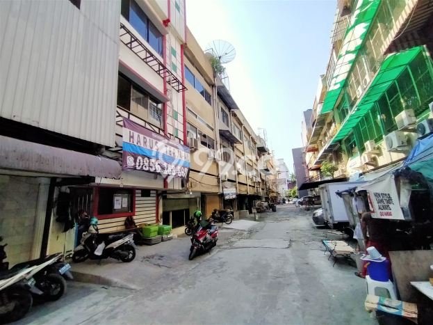 Ruko Dijual di Jakarta Barat LT 63m2 & LB 252m2 Lokasi Terbaik! Ruko Dijual di Jakarta Barat LT 63m2 & LB 252m2 Lokasi Terbaik!