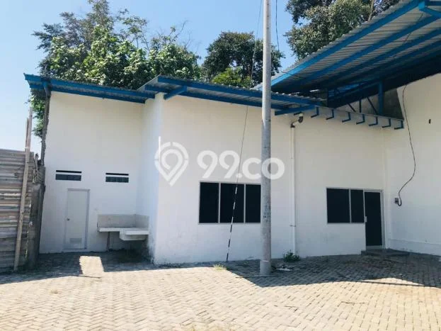 LOKASI STRATEGIS! Gudang Disewakan di Ajung, Luas 690m², Area Ramai LOKASI STRATEGIS! Gudang Disewakan di Ajung, Luas 690m², Area Ramai