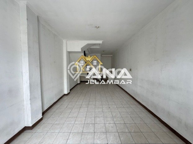 Ruko Disewa di Jakarta Barat dengan LB 135m2 Area Komersial Ramai Ruko Disewa di Jakarta Barat dengan LB 135m2 Area Komersial Ramai