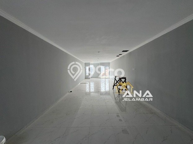Ruko Dijual di Prime Area Jakarta Barat Luas 215m2 Ruko Dijual di Prime Area Jakarta Barat Luas 215m2