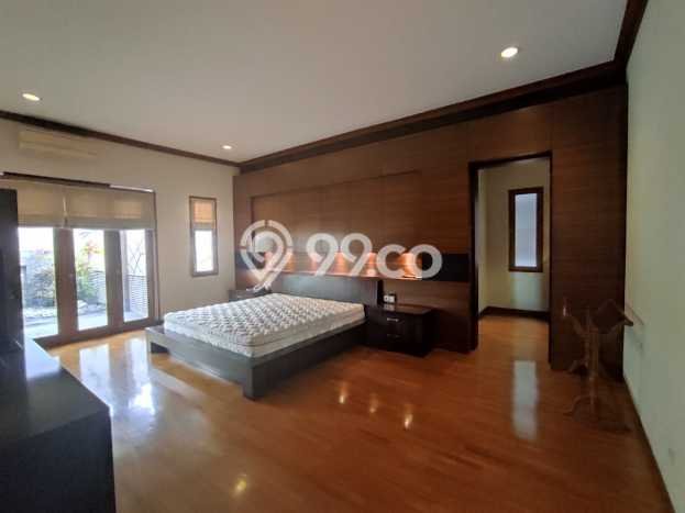 Rumah Mewah LB 850m2 Siap Huni Desain Elegan di Setra Duta, Bandung Rumah Mewah LB 850m2 Siap Huni Desain Elegan di Setra Duta, Bandung
