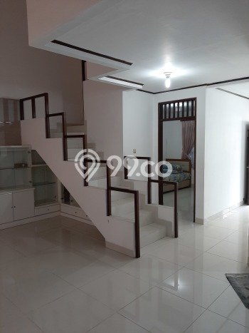 LOKASI STRATEGIS! Rumah di Permata Buana, Dekat Tol, 4 KT, LT 180m² LB 265m² LOKASI STRATEGIS! Rumah di Permata Buana, Dekat Tol, 4 KT, LT 180m² LB 265m²