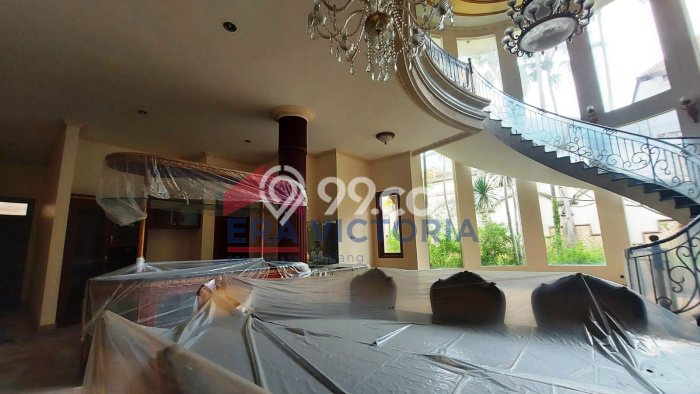 Rumah Elit LB 1200m2 Siap Pakai Desain Elegan di Araya, Malang Rumah Elit LB 1200m2 Siap Pakai Desain Elegan di Araya, Malang