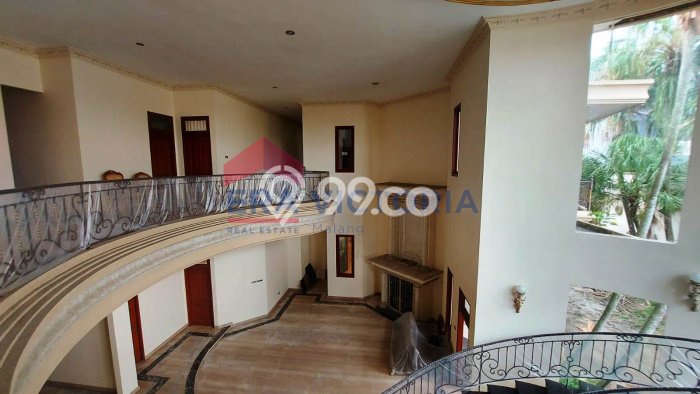 Rumah Elit LB 1200m2 Siap Pakai Desain Elegan di Araya, Malang Rumah Elit LB 1200m2 Siap Pakai Desain Elegan di Araya, Malang