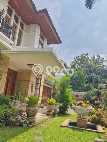 Rumah Luas Dua Lantai di Jakarta Selatan Rumah Luas Dua Lantai di Jakarta Selatan