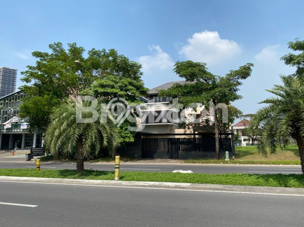 Rumah Mewah LB 1000m2 Siap Pakai Desain Elegan di Citraland, Surabaya Rumah Mewah LB 1000m2 Siap Pakai Desain Elegan di Citraland, Surabaya