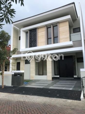 Rumah Strategis dengan Luas Tanah 150m2m² dan Luas Bangunan 250m2m² di Area Citraland, Surabaya Rumah Strategis dengan Luas Tanah 150m2m² dan Luas Bangunan 250m2m² di Area Citraland, Surabaya