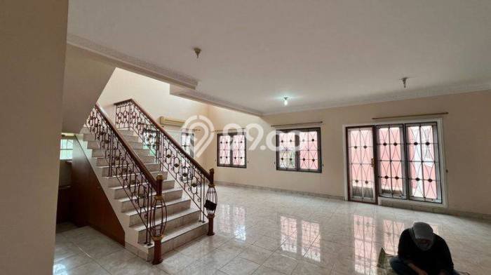 Rumah Elit Modern Tanpa Renovasi di Kota Wisata Jakarta Timur Rumah Elit Modern Tanpa Renovasi di Kota Wisata Jakarta Timur