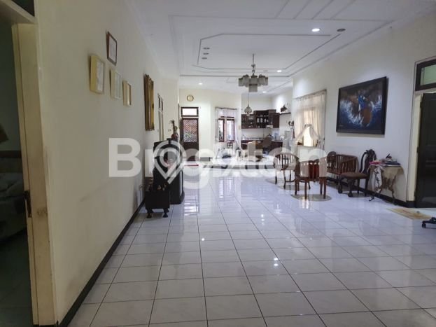 Jual Rumah Luas Elegan Dengan View Eksklusif di Dharma Husada, Surabaya Jual Rumah Luas Elegan Dengan View Eksklusif di Dharma Husada, Surabaya