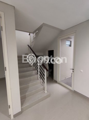 Rumah Strategis Citraland, Surabaya, LT 105m2m² LB 104m2m² Rumah Strategis Citraland, Surabaya, LT 105m2m² LB 104m2m²
