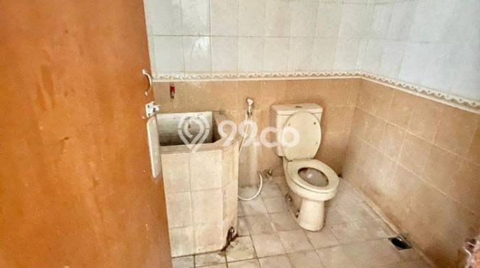 SPECIAL PRICE! Rumah Asri di , Luas 189m2m² LB 240m2m² SPECIAL PRICE! Rumah Asri di , Luas 189m2m² LB 240m2m²