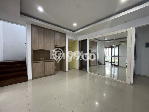 Rumah Nyaman 4 KT di Lebak Bulus, Jakarta Selatan - Luas Tanah 178m² Rumah Nyaman 4 KT di Lebak Bulus, Jakarta Selatan - Luas Tanah 178m²