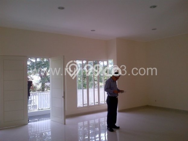 Kesempatan Investasi Rumah LB 350m² di Lokasi Strategis, Surabaya Kesempatan Investasi Rumah LB 350m² di Lokasi Strategis, Surabaya