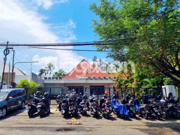 PRIME PROPERTY! Rumah di Raya Darmo, 4 KT, Area Elite, LT 738m2m² LB 423m2m² PRIME PROPERTY! Rumah di Raya Darmo, 4 KT, Area Elite, LT 738m2m² LB 423m2m²