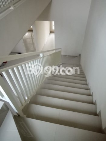 Rumah Minimalis LT 186m² Terawat di Kompleks Perumahan Manyar, Surabaya Rumah Minimalis LT 186m² Terawat di Kompleks Perumahan Manyar, Surabaya