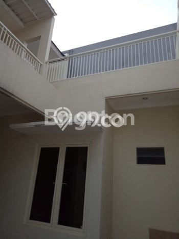 Rumah Minimalis LT 186m² Terawat di Kompleks Perumahan Manyar, Surabaya Rumah Minimalis LT 186m² Terawat di Kompleks Perumahan Manyar, Surabaya