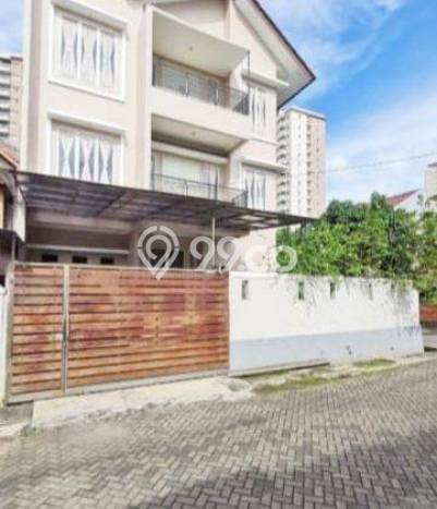 Rumah Nyaman 5 KT Luas Tanah 287m² di Kebon Jeruk, Jakarta Barat Rumah Nyaman 5 KT Luas Tanah 287m² di Kebon Jeruk, Jakarta Barat