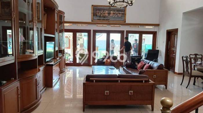 Rumah Elit LB 581m2 Siap Pakai Desain Elegan di Setra Duta, Bandung Rumah Elit LB 581m2 Siap Pakai Desain Elegan di Setra Duta, Bandung