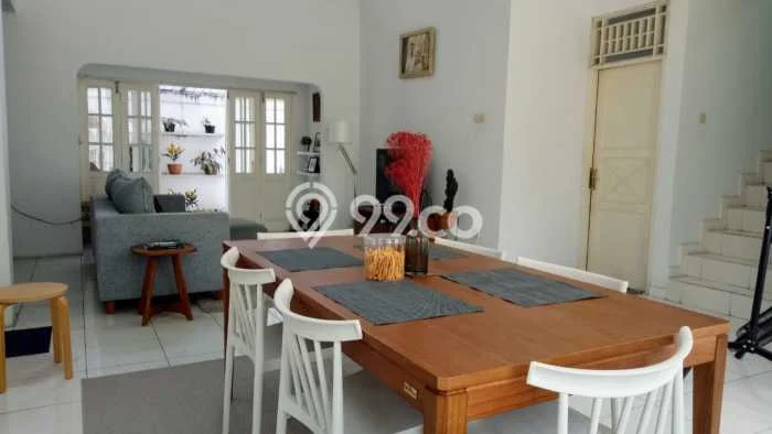 Disewakan! Rumah 4 Kamar Tidur &
4 Kamar Mandi di Bintaro, Jakarta Selatan Disewakan! Rumah 4 Kamar Tidur &
4 Kamar Mandi di Bintaro, Jakarta Selatan