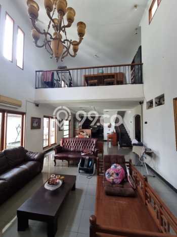 Rumah Strategis 5 KT Luas Tanah 348m² di Bintaro, Jakarta Selatan Rumah Strategis 5 KT Luas Tanah 348m² di Bintaro, Jakarta Selatan