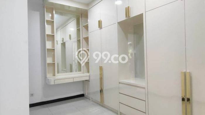 Rumah di Joglo, Jakarta Barat, LT 300m² Bangunan 500m² Rumah di Joglo, Jakarta Barat, LT 300m² Bangunan 500m²