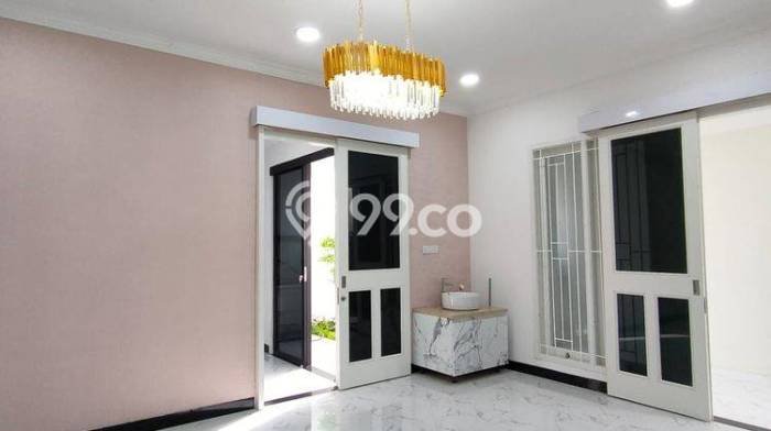 Rumah di Joglo, Jakarta Barat, LT 300m² Bangunan 500m² Rumah di Joglo, Jakarta Barat, LT 300m² Bangunan 500m²