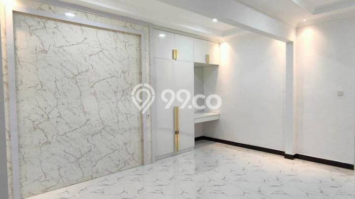 Rumah di Joglo, Jakarta Barat, LT 300m² Bangunan 500m² Rumah di Joglo, Jakarta Barat, LT 300m² Bangunan 500m²