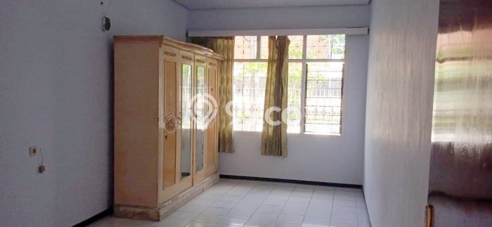 Investasi Menjanjikan 4 Kamar Tidur Akses Mudah di Kawasan Prospektif Wonocolo, Surabaya Investasi Menjanjikan 4 Kamar Tidur Akses Mudah di Kawasan Prospektif Wonocolo, Surabaya