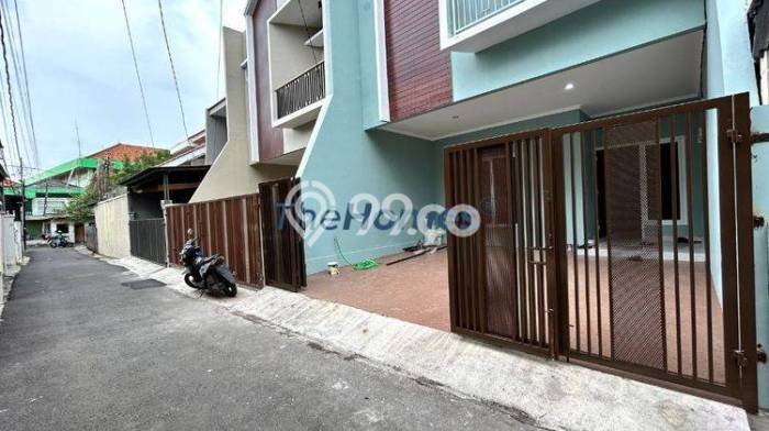 Rumah Siap Pakai di Tebet, Jakarta Selatan, Luas 87m² LB 166m² Rumah Siap Pakai di Tebet, Jakarta Selatan, Luas 87m² LB 166m²