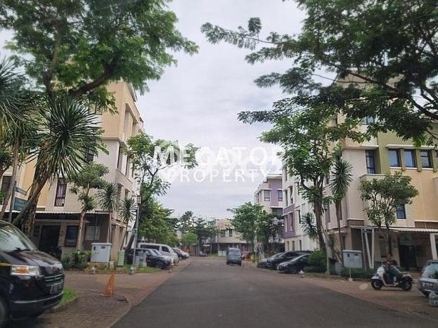 For Sale Hunian Rumah Terawat 10 Kamar di Gading Serpong, Tangerang For Sale Hunian Rumah Terawat 10 Kamar di Gading Serpong, Tangerang
