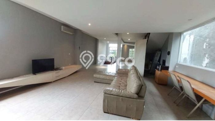 For Sale! Luxury House LT 188m2 Desain Modern di Kemang For Sale! Luxury House LT 188m2 Desain Modern di Kemang