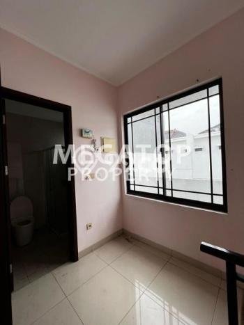 HUNIAN PREMIUM! Rumah di Cipondoh, 3 KT, Area Berkembang, LT 96m² Bangunan 102m² HUNIAN PREMIUM! Rumah di Cipondoh, 3 KT, Area Berkembang, LT 96m² Bangunan 102m²