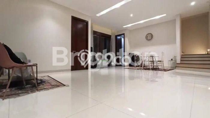 Rumah Mewah LB 301m2 Siap Pakai Desain Elegan di Citraland, Surabaya Rumah Mewah LB 301m2 Siap Pakai Desain Elegan di Citraland, Surabaya