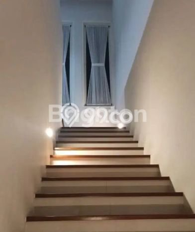 Rumah Mewah LB 301m2 Siap Pakai Desain Elegan di Citraland, Surabaya Rumah Mewah LB 301m2 Siap Pakai Desain Elegan di Citraland, Surabaya