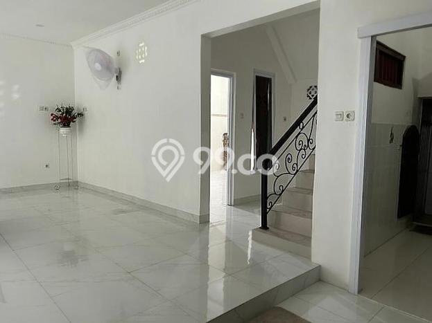 Rumah Asri di Tomang, 5 KM, Lingkungan Tenang, LT 135m² Bangunan 200m² Rumah Asri di Tomang, 5 KM, Lingkungan Tenang, LT 135m² Bangunan 200m²