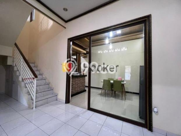 Rumah Strategis Modern Lb 270m2 di Banjarsari, Surakarta Rumah Strategis Modern Lb 270m2 di Banjarsari, Surakarta